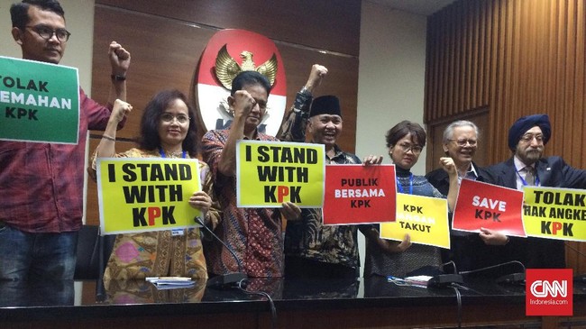 Bagian dari koalisi masyarakat sipil berharap Presiden RI Joko Widodo bersikap sebagai kepala negara untuk mencegah terjadinya dugaan pelemahan KPK.