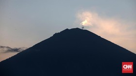 Asap Putih Kian Intens, Indikasi Kawah G. Agung Mulai Retak