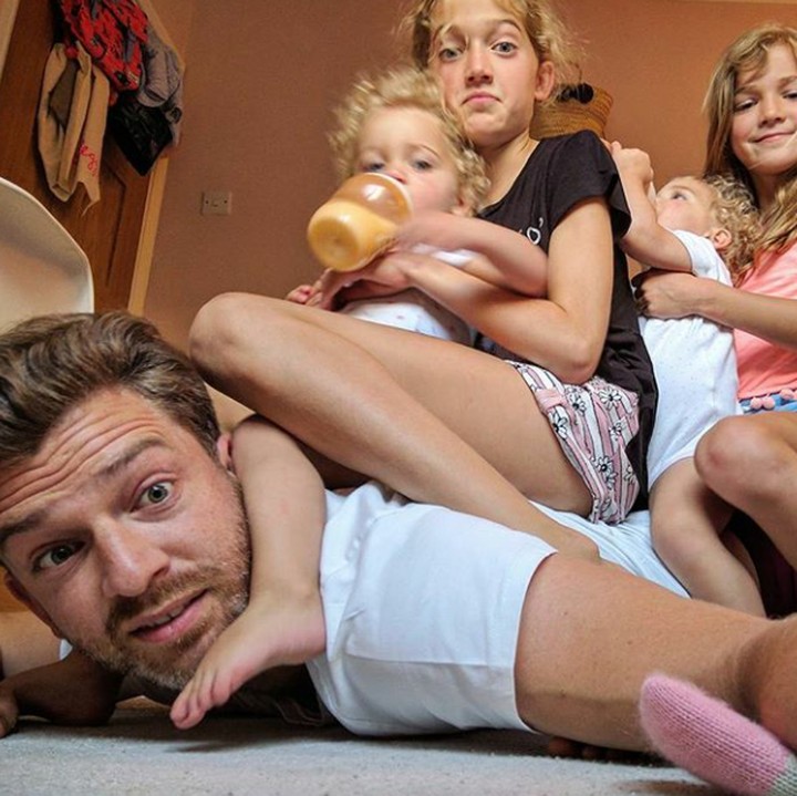 <p>Ditindih sama keempat putrinya, ayah yang satu ini malah selfie. (Foto: Instagram @father_of_daughters)</p>
