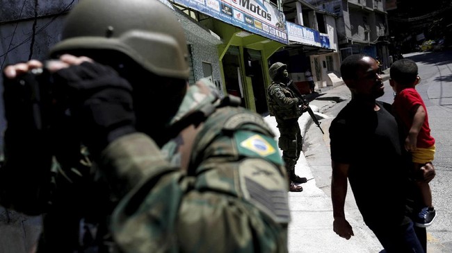 FOTO: Tentara Brasil Turun Tangan Tumpas Gangster