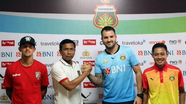 Evan Dimas dan Stefano Lilipaly akan berduel di lini tengah pada laga big match Bhayangkara FC melawan Bali United di Stadion Patriot, Jumat (29/9).