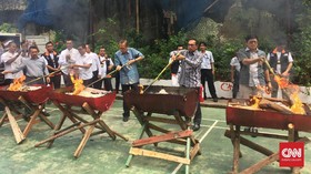 Pemerintah Musnahkan Puluhan Ton Gula dan Daging Beku