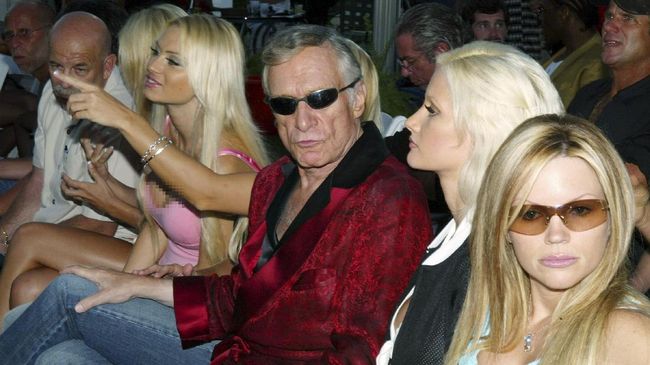 Bos 'Playboy' Hugh Hefner pernah menjadi cameo dalam beberapa film dan serial televisi. Dalam sepuluh karya ini, ia tampil mengesankan sebagai dirinya sendiri.