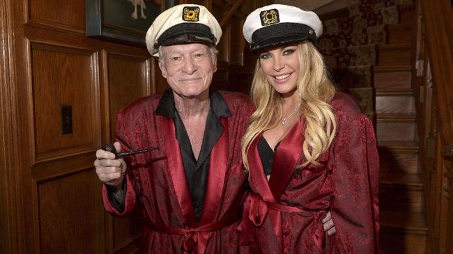 Istri Hugh Hefner, Crystal Harris, buka suara usai sang suami dimakamkan. Crystal menyebut ia masih berduka dan belum percaya Hefner telah pergi selamanya.
