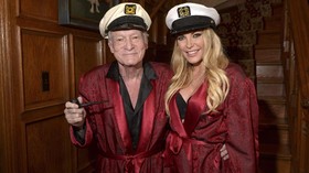 Sang Istri Masih Belum Percaya Hugh Hefner Telah Pergi