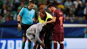 Lagi, Kaki Lionel Messi Dicium Suporter