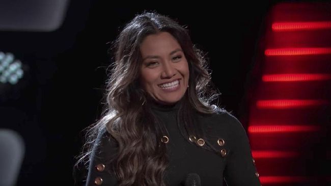 Seorang penyanyi Indonesia, Maharasyi yang juga keponakan Emilia Contessa, lolos The Voice America dan memilih juri Jennifer Hudson sebagai pelatih.