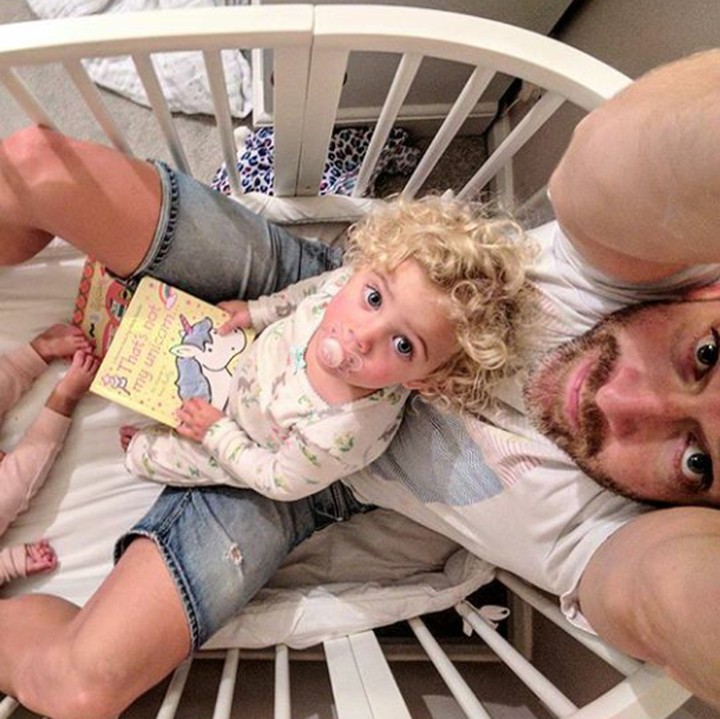 <p>Main bersama dua putrinya, lucu banget ya. (Foto: Instagram @father_of_daughters)</p>