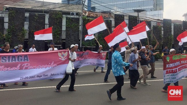 Orator aksi 299 memuji Panglima TNI Gatot Nurmantyo yang membeberkan informasi mengenai kepemilikan senjata antitank oleh polisi.
