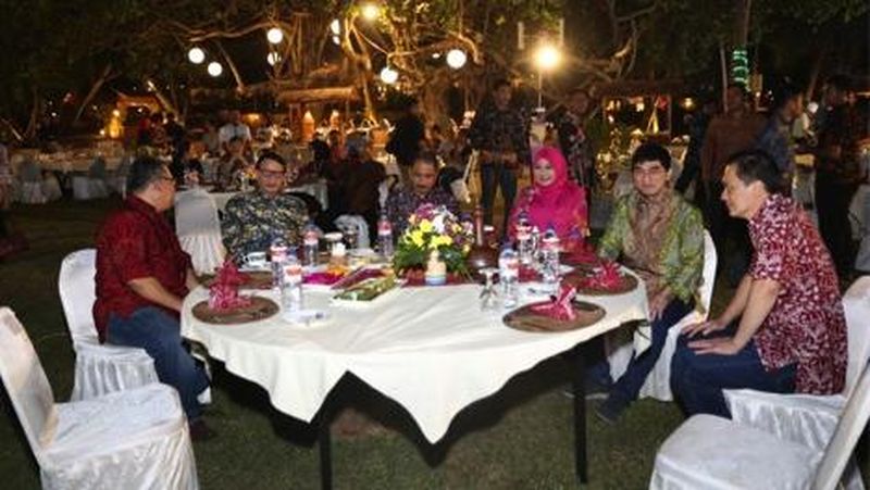 Menteri Pariwisata Arief Yahya bersama Gubernur Banten Wahidin Halim dan Bupati Pandeglang Irna Narulita menghadiri gala dinner.