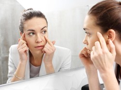 4 Cara Menghilangkan Mata Panda dengan Skincare dan Perawatan Dokter