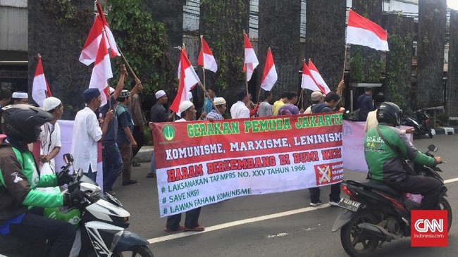 Polisi melarang aksi 299 di kawasan Tugu Tani sehingga beralih ke Masjid Al-Fataa, Menteng. Di sana, orator yang sedang berorasi ditinggal massa.