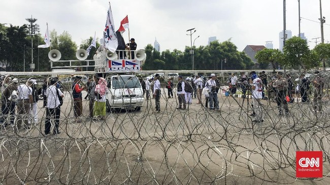 Ribuan personel keamanan yang berasal Polri, TNI, Satpol PP, hingga Pengamanan Dalam  DPR, ditempatkan di berbagai sisi kawasan Gedung DPR/MPR.