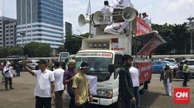 Ikut Aksi 299, Mobil Komando Alumni 212 Tiba di Gedung DPR