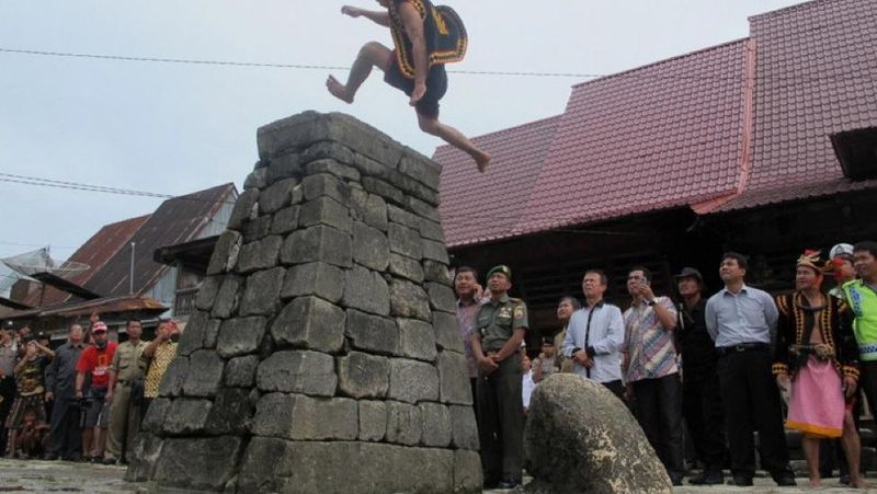 Sama dengan daerah lainnya di Indonesia, Nias memiliki berbagai ragam budaya dan kekayaan alam yang sangat menarik untuk dikunjungi.