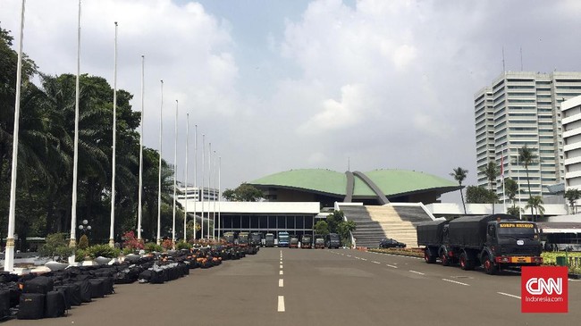 Survei awal Kementerian PUPR menyatakan, tidak ada yang permasalahan dari gedung DPR bila dilihat dari aspek keamanan.