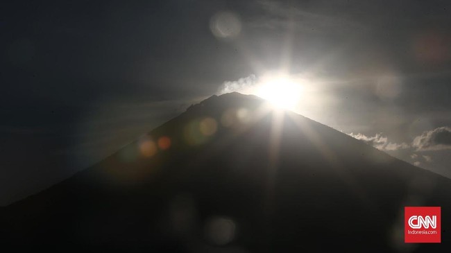 Gubernur Bali Made Mangku Pastika mengeluarkan surat pernyataan keadaan darurat penanganan pengungsi Gunung Agung terhitung hingga 12 Oktober 2017.