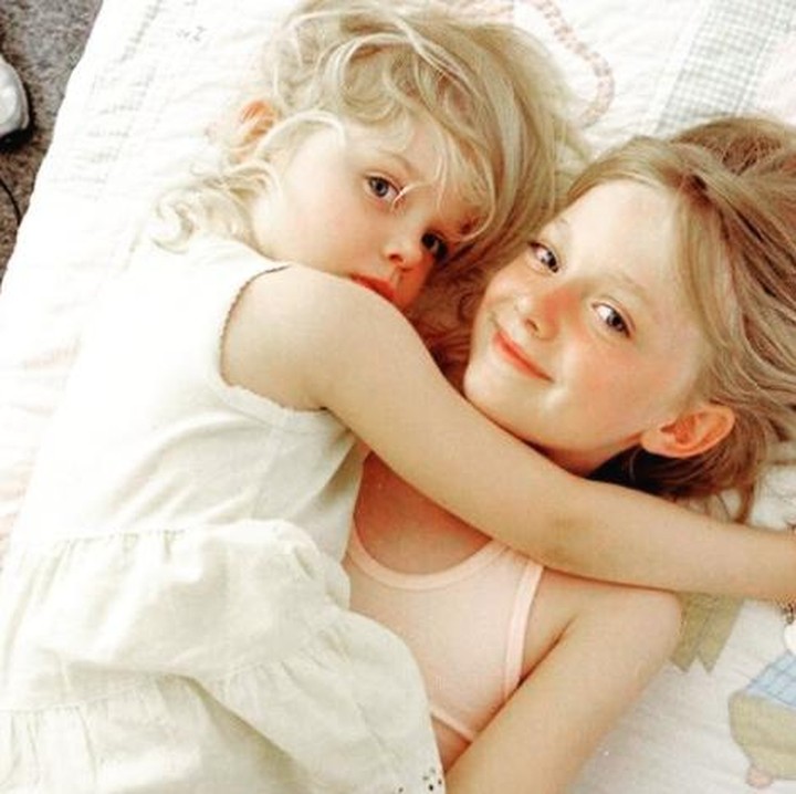 <p>Dari kecil kakak-adik ini memang memang sudah terlihat kompak. Bahkan keduanya sama-sama menerjuni dunia akting dan model. (Foto: Instagram/dakotafanning)</p>