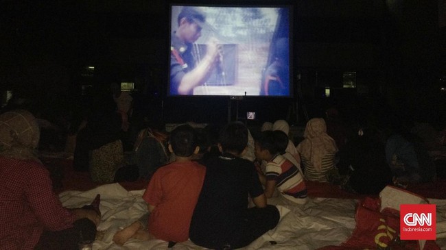 CNNIndonesia.com tidak melihat satu pun kader Gerindra tingkat pusat yang hadir di acara nobar film G30S/PKI. Ketum Prabowo Subianto juga belum tampak. 