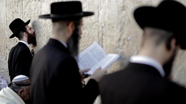 Kementerian Kesehatan Israel untuk sementara mewajibkan warganya tidak bersalaman menghindari penyebaran virus corona.