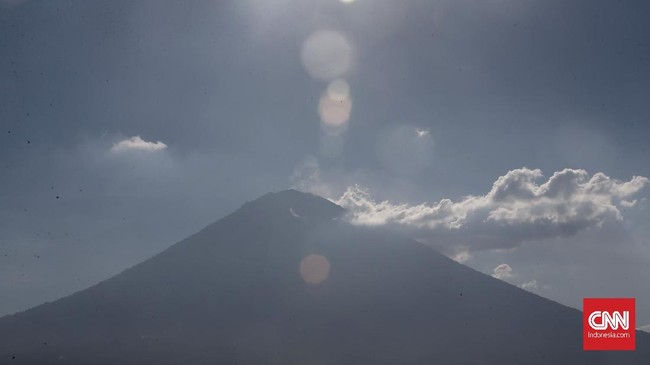 Status Gunung Agung bisa diturunkan lantaran tingkat kegempaannya menurun. Namun, Pemerintah masih akan mengkaji data-data lebih jauh.