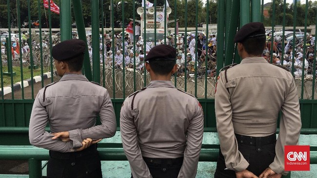 Pihak kepolisian telah menutup jalan di depan Gedung DPR seiring dimulainya aksi 299. Polisi juga sudah membuat rencana rekayasa arus lalu lintas.