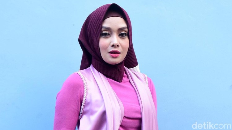Terry Putri Terry Putri usai tampil di 'Rumpi: No Secret'.
