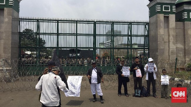 Sejumlah anggota DPR telah memastikan diri siap menerima perwakilan massa aksi 299. Namun setelah audiensi, polisi mengimbau massa membubarkan diri.
