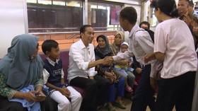 Jokowi Sapa Penumpang KRL Commuter Line Bekasi