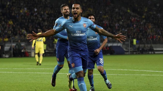Theo Walcott ikhlas memberikan kesempatan menendang penalti pada Olivier Giroud agar Giroud bisa mencetak gol ke-100 untuk Arsenal.
