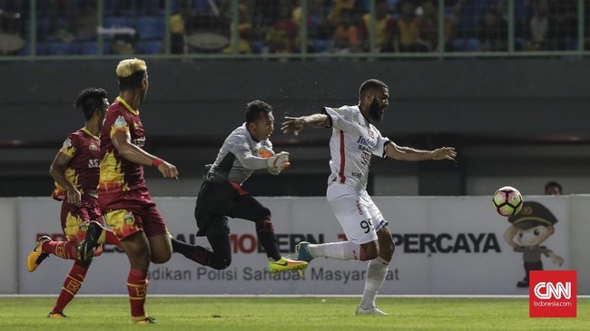 Bomber Bali United Sylvano Comvalius semakin mendekati rekor pencetak gol terbanyak dalam sejarah liga Indonesia yang selama ini dipegang Peri Sandria.