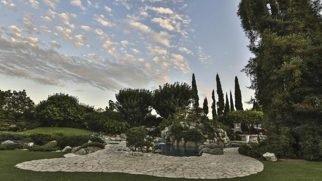 Sebelum Hugh Hefner meninggal dunia, Playboy Mansion telah berganti kepemilikan. Bangunan mewah itu dibayari oleh tetangganya yang telah lama berkawan.