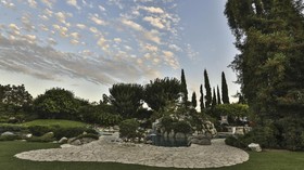 Tetangga Hugh Hefner Bakal Rawat 'Legenda' Playboy Mansion