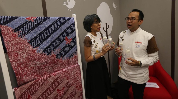 Mengenalkan Batik pada Anak Melalui Botol Susu dan Alat Makan Banyak cara mengenalkan budaya Nusantara, seperti batik. Salah satunya melalui botol susu dan peralatan makan anak.