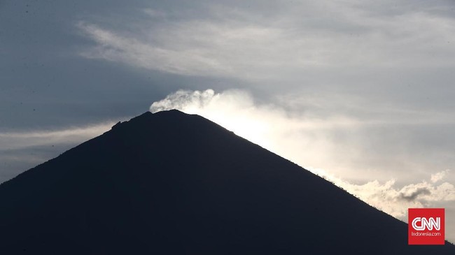 Gubernur Bali Made Mangku Pastika, telah menunjuk beberapa koordinator untuk melakukan koordinasi terkait penyaluran bantuan para pengungsi gunung Agung.