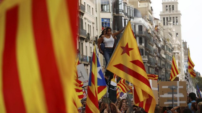 Pemerintahan Catalan di Barcelona meraih kemenangan telak dalam referendum kemerdekaan dari Spanyol setelah pemerintahan Madrid melakukan tindakan tegas di TPS.