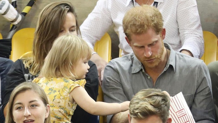 Ada seorang balita yang diam-diam mengambil popcorn Pangeran Harry. Nah, beginilah respons sang Pangeran.