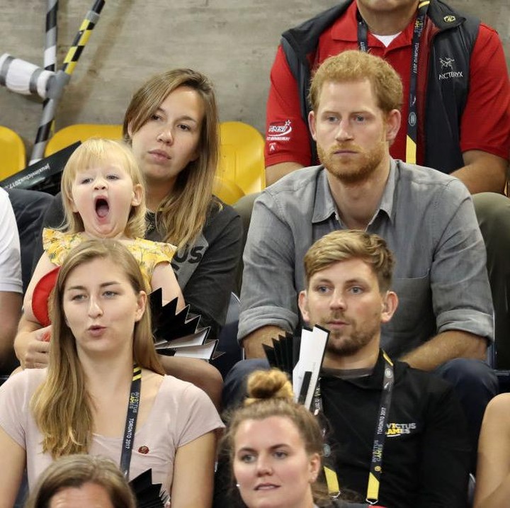 <p>Belum ada yang mencurigakan dan Pangeran Harry masih serius nonton pertandingan. (Foto: Getty Images)</p>