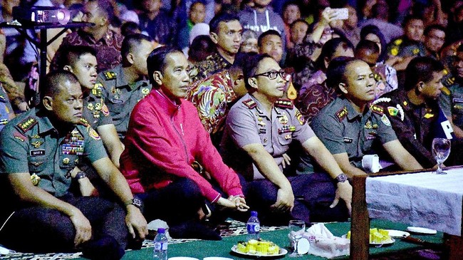 Presiden Jokowi menyebut, kabar bohong di media sosial yang beredar di dunia maya seringkali tidak logis, namun ada saja yang percaya.