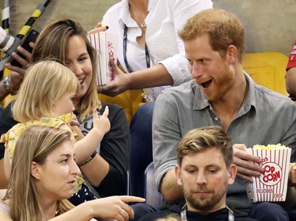 Foto: Ekspresi Pangeran Harry Saat Seorang Balita 'Curi' Popcorn-nya