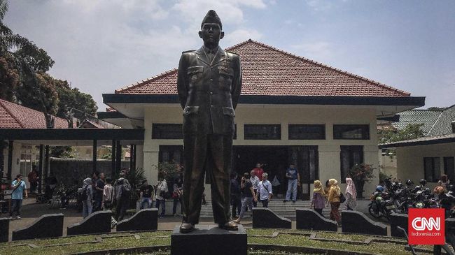 Sebelum jadi tempat memorabilia Jenderal AH Nasution, museum ini adalah rumah yang ditempati sang jenderal bersama dengan keluarganya sejak 1949. 