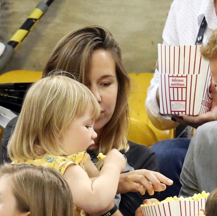 <p>Makin lahap aja nih Emily makan popcorn-nay Pangeran Harry. (Foto: Getty Images)  </p>