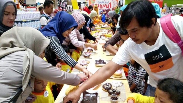 Transmart Daya Makassar bekerja sama dengan Mega Zip mengadakan lomba menghias donat. Kegiatan ini diikuti oleh 36 peserta yang terdiri dari orang tua dan anak.