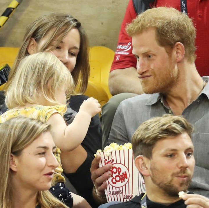 <p>Wah, Emily rupanya benar-benar nggak tahu popcorn siapa yang dia ambil diam-diam. He-he-he. Polos banget ya. (Foto: Getty Images)</p>