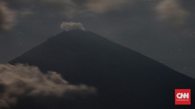Gunung Agung di Karangasem, Bali sedang berada dalam status tinggi yang berpotensi meletus. Apa saja bahaya yang bisa mengancam kita?