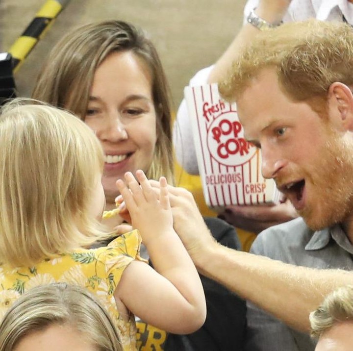 <p>Emily yang saat itu dipangku ibunya merupakan anak dari Kapten Tim Invictus Games Inggris.  (Foto: Getty Images)</p>