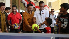 Menpora Bagi-bagi Bola pada Pengungsi Gunung Agung