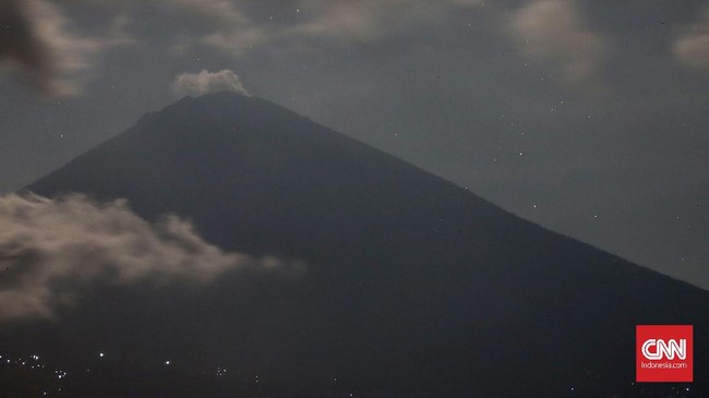 Sebanyak 73 ribu pengungsi Gunung Agung diimbau untuk pulang. Mereka sebetulnya berasal dari desa yang aman.