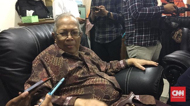 Sebelum berperan sebagai Soeharto dalam film G-30S PKI, Amaroso melakukan observasi terhadap perilaku Soeharto selama seharian.