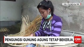Pengungsi Gunung Agung Tetap Bekerja